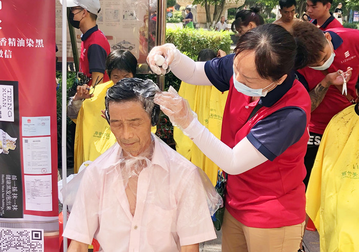 “白染黑”受歡迎，南寧美發(fā)學(xué)校公益進(jìn)社區(qū)