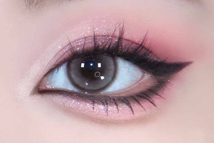 芭比黑粉煙熏眼妝教程，南寧化妝基礎(chǔ)學(xué)校教你