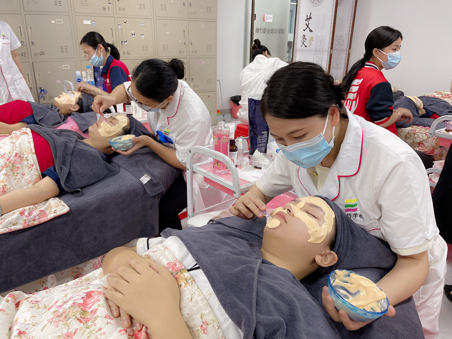 敷軟膜粉的流程，南寧美容皮膚管理培訓(xùn)班