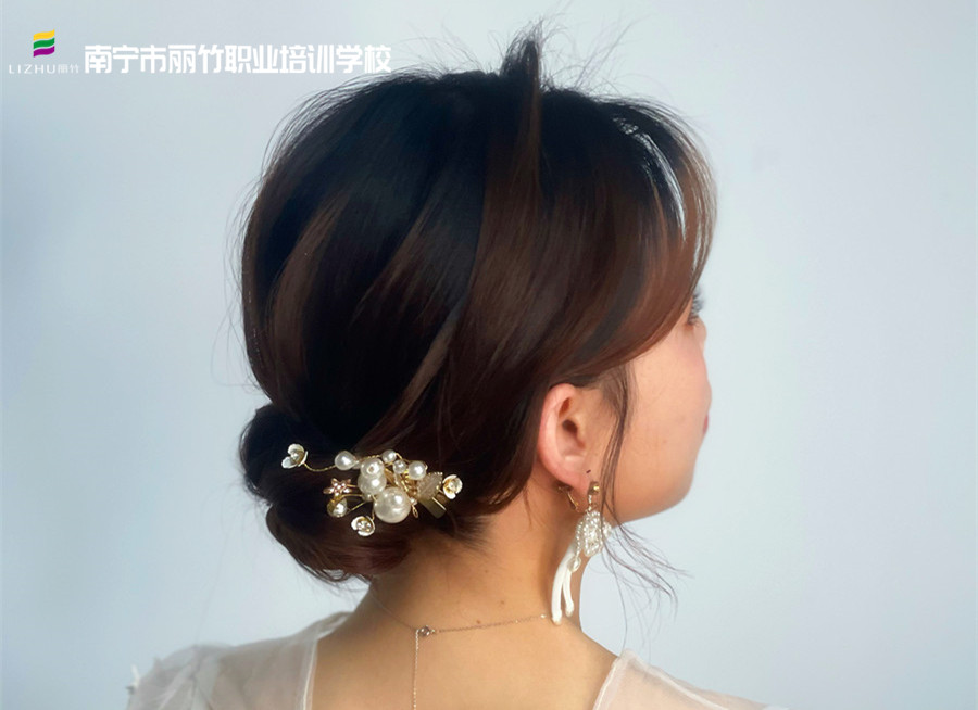 森系簡約編盤發(fā)，南寧化妝發(fā)型培訓作品