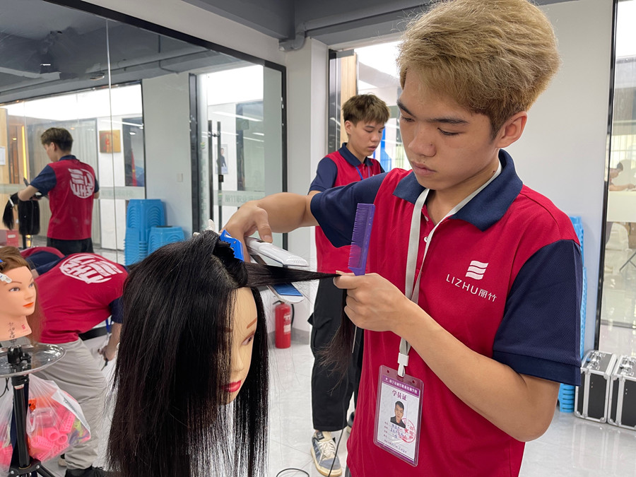 直板夾的工作原理，南寧美發(fā)職業(yè)培訓學校課程講解