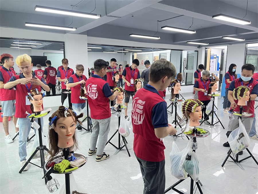 學(xué)美發(fā)？南寧美發(fā)學(xué)校排名推薦你到麗竹學(xué)校