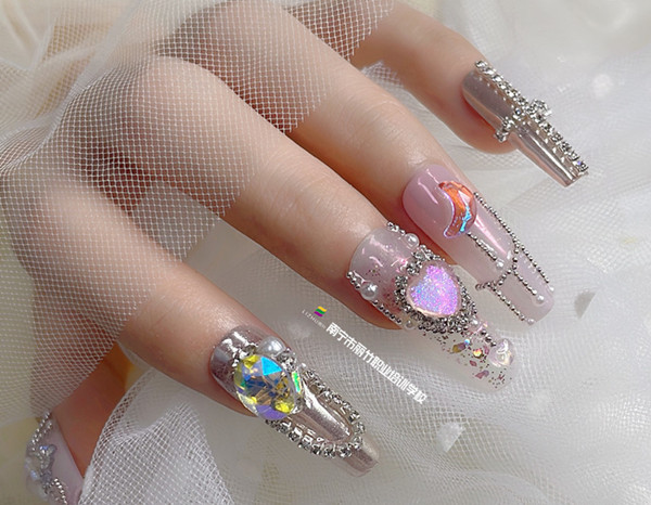 堆鉆美甲作品，廣西培訓(xùn)美甲造型