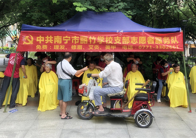 ?小區(qū)免費(fèi)理發(fā)公益活動，廣西美發(fā)職業(yè)技術(shù)學(xué)校在進(jìn)行