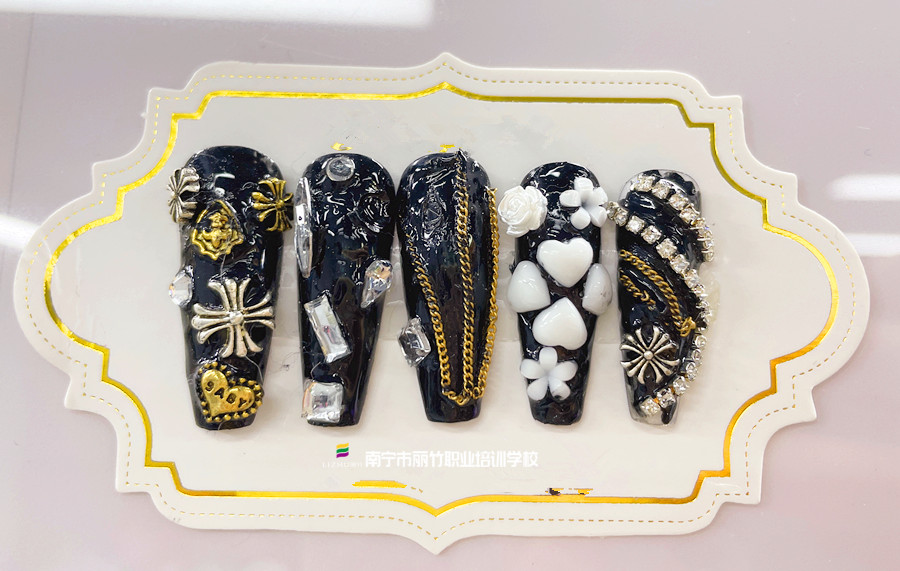 飾品堆鉆美甲，廣西美甲專業(yè)教學學員作品