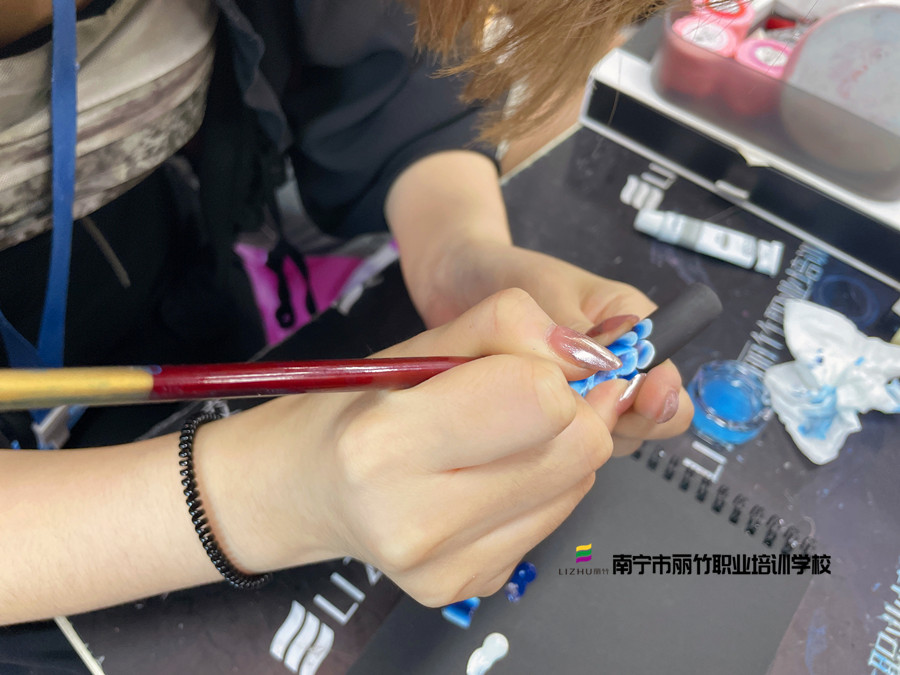 甲油膠調(diào)色技巧，南寧美甲培訓(xùn)