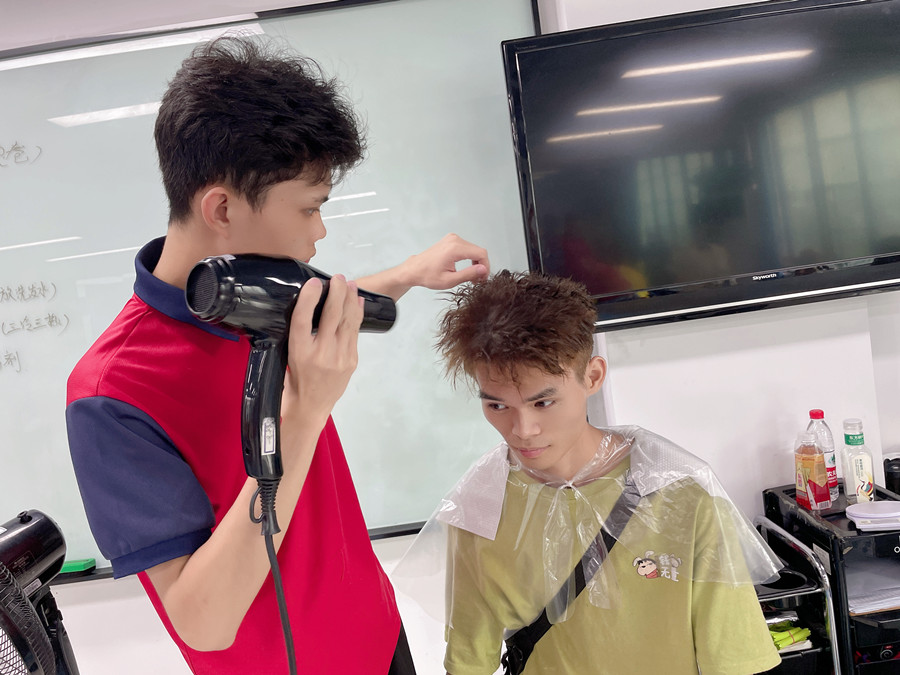 廣西美發(fā)造型師：如何使用吹風(fēng)機(jī)把頭發(fā)吹膨松技巧