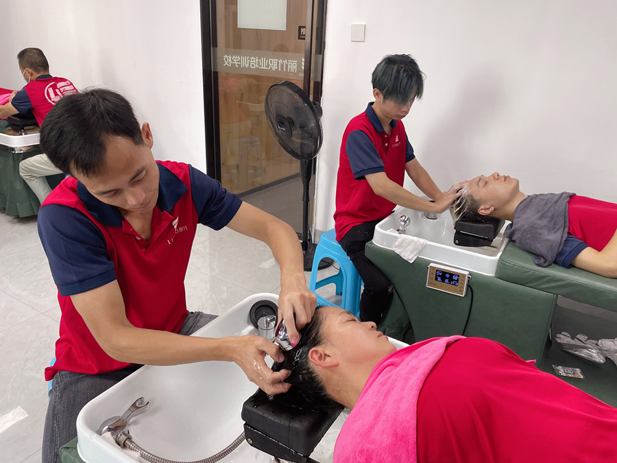 頭發(fā)分叉如何護理，零基礎(chǔ)學護發(fā)