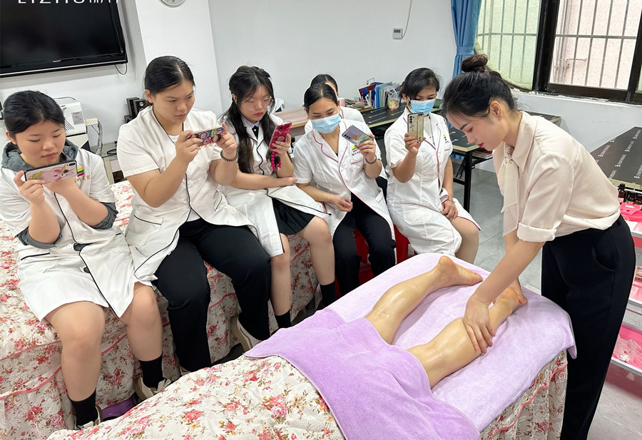 廣西美容美師：如何給腿部按摩？