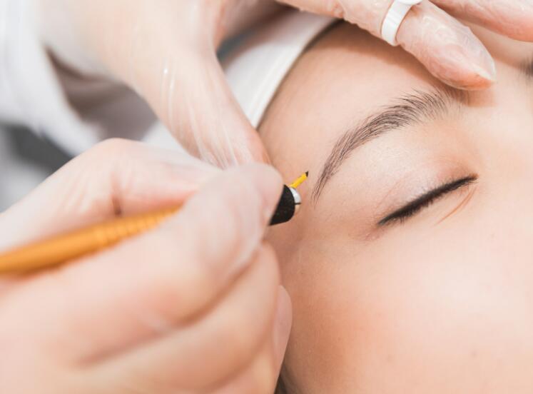南寧紋繡學(xué)校：在紋眉補(bǔ)色時(shí)，你要注意這些