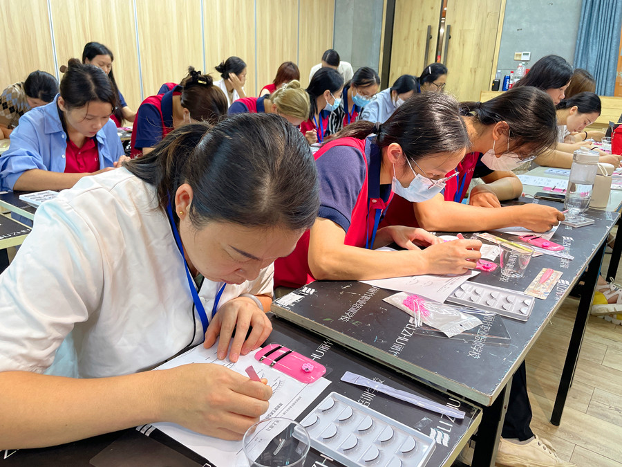 南寧美睫學(xué)校開(kāi)展桂林美業(yè)技能大賽賽前培訓(xùn)