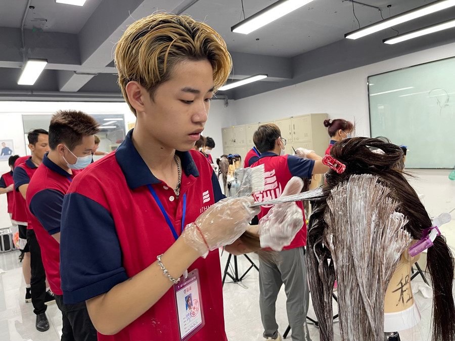 染發(fā)后怎么洗頭？南寧染發(fā)學(xué)校告訴你方法