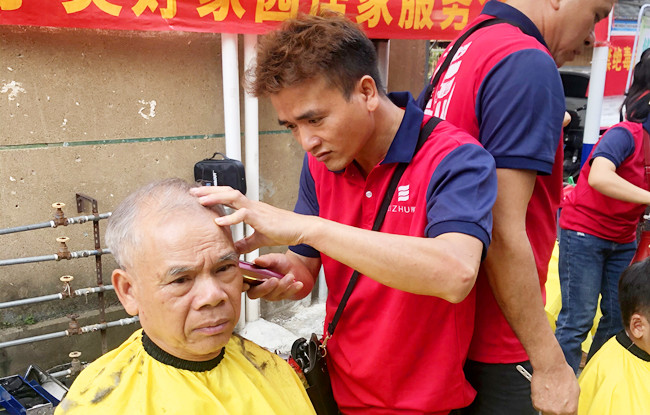 廣西美發(fā)職業(yè)學(xué)?！皩W(xué)雷鋒”活動走進(jìn)南棉社區(qū)