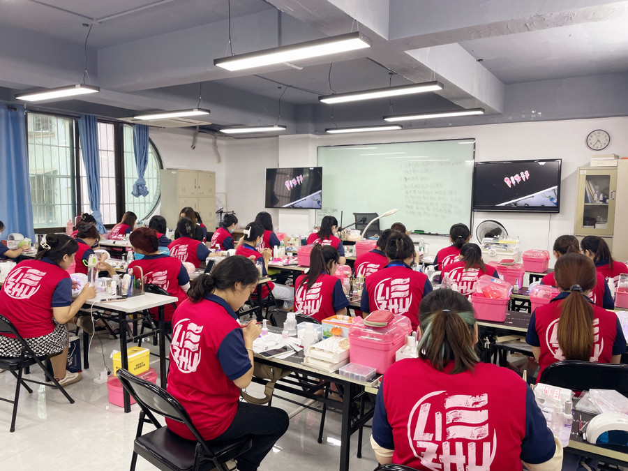 美甲師廣西：果凍膠貼片怎么卸？