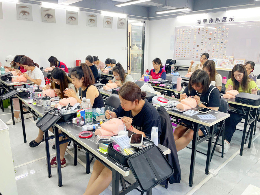 為什么要在假頭模練習美睫？廣西美睫培訓課件解析
