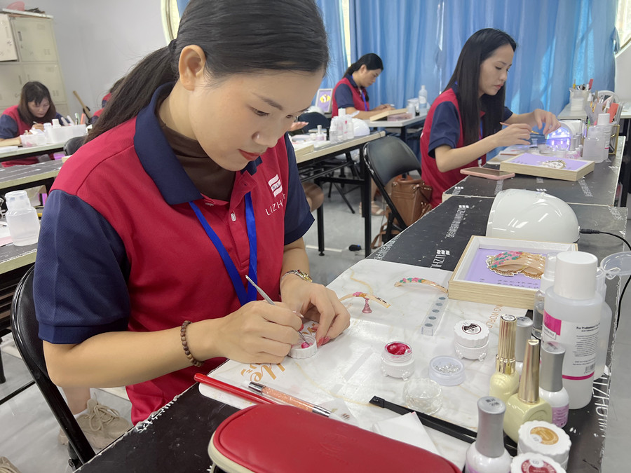 賞析！南寧美甲造型學(xué)校學(xué)員雕花作品