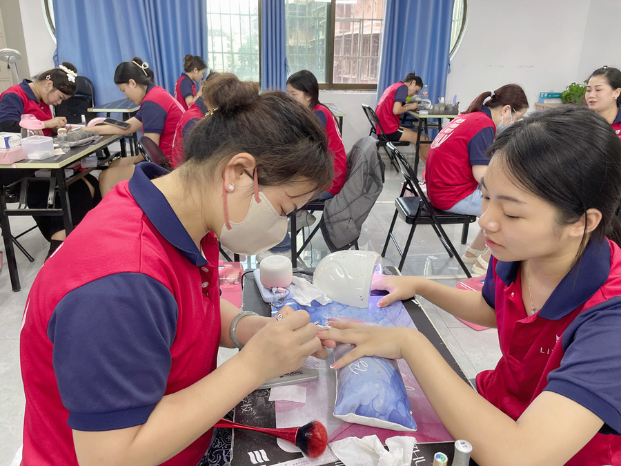 南寧美甲職業(yè)：指甲油干了怎么辦？