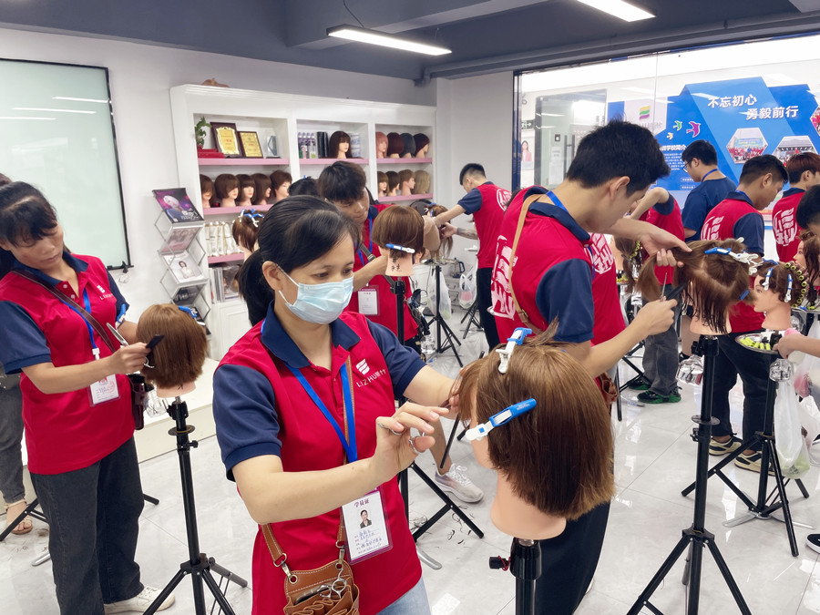 南寧美發(fā)培訓(xùn)到哪里？先看看麗竹美發(fā)基礎(chǔ)如何練習(xí)