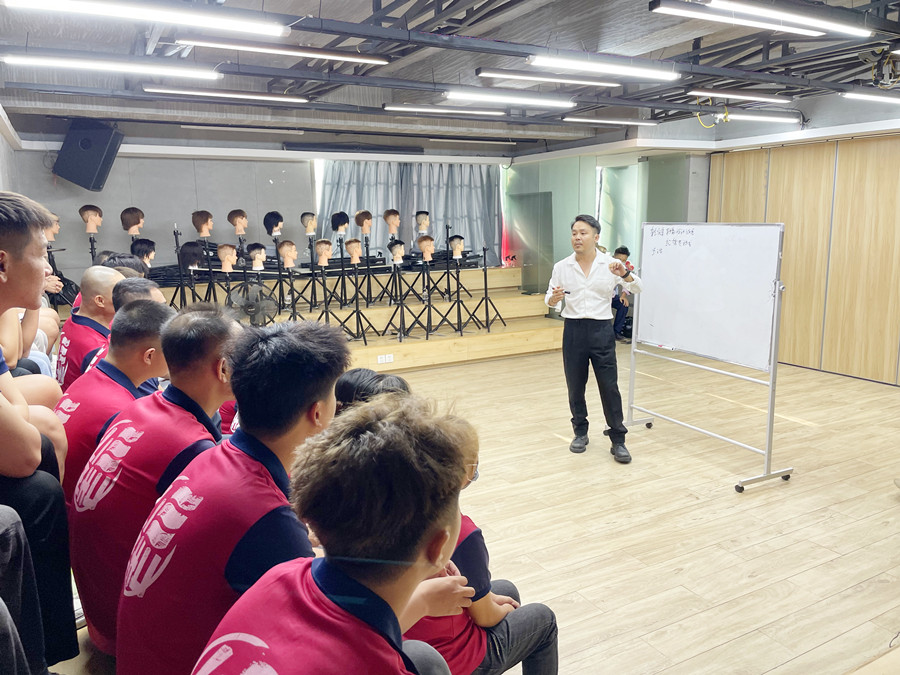 廣西美發(fā)學(xué)校畢業(yè)生就業(yè)宣講會(huì)-乾健·形象設(shè)計(jì)沙龍專場(chǎng)