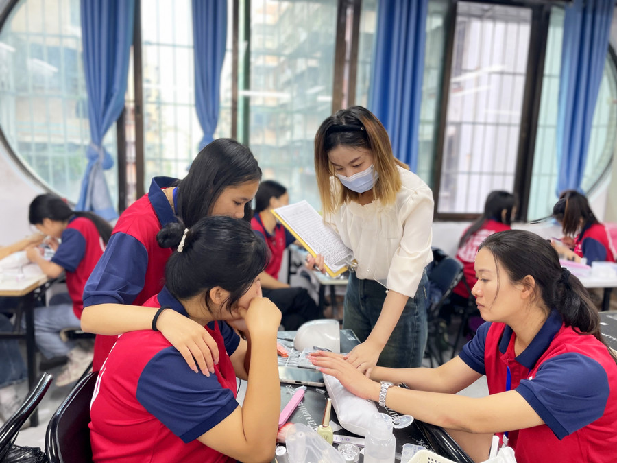 美甲涂指甲油的方法，廣西美甲基礎(chǔ)培訓(xùn)