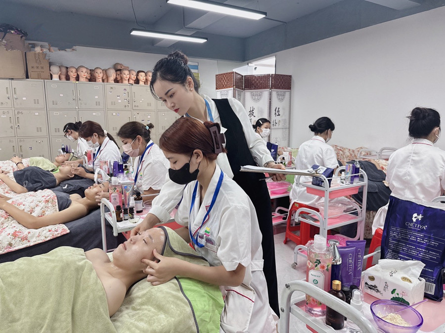 改善面部細(xì)紋的手法？南寧皮膚管理培訓(xùn)