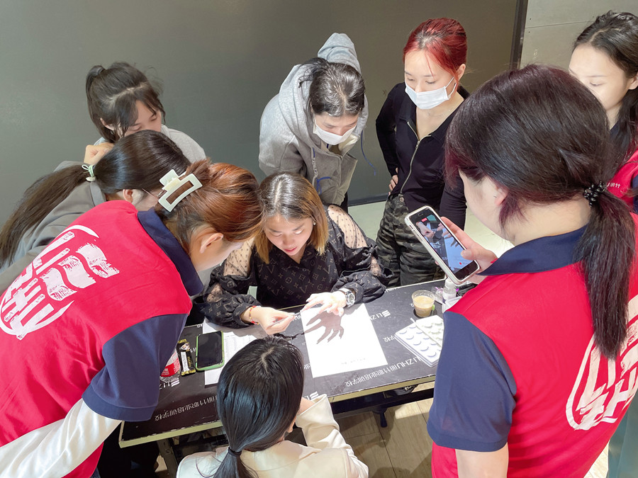 麗竹年終美睫進(jìn)修專場(chǎng)，老師手把手教學(xué)