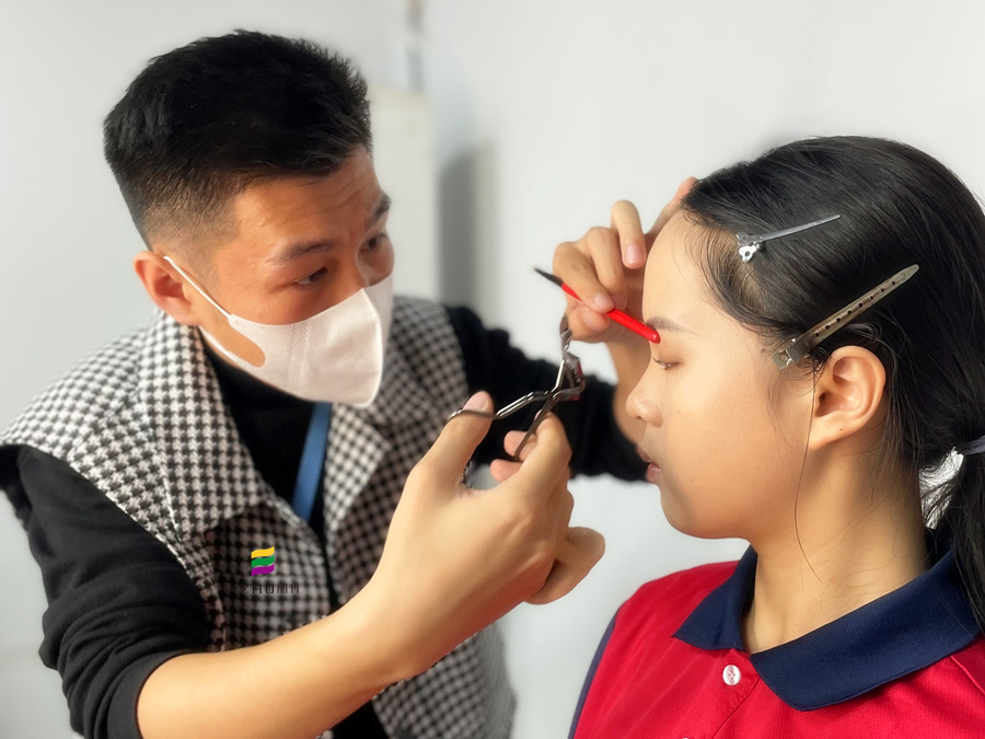 如何用睫毛夾？化妝工具介紹