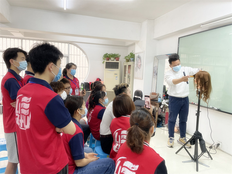 電卷棒怎么用？南寧學(xué)美發(fā)工具有哪些？