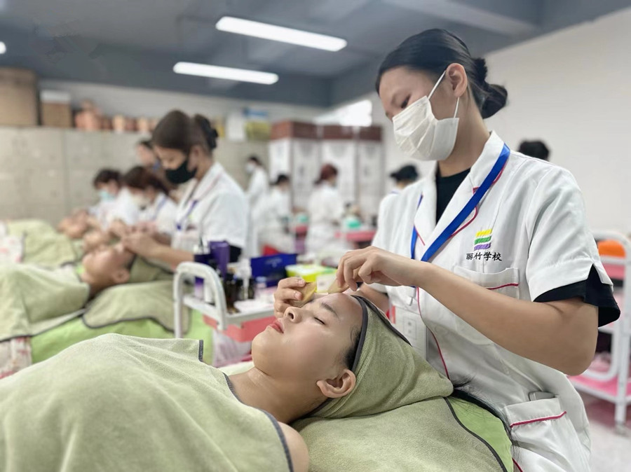 面部刮（sha）痧的教程，?廣西美容皮膚管理學(xué)校學(xué)習(xí)