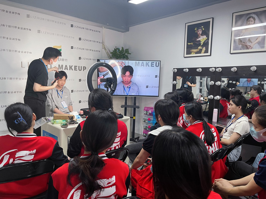 如何給男生化妝？廣西化妝彩妝基礎(chǔ)