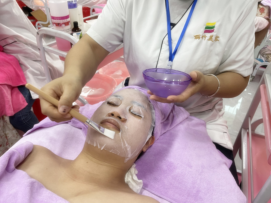 冬季敷面膜技巧，南寧美容護膚養(yǎng)顏學(xué)校分享