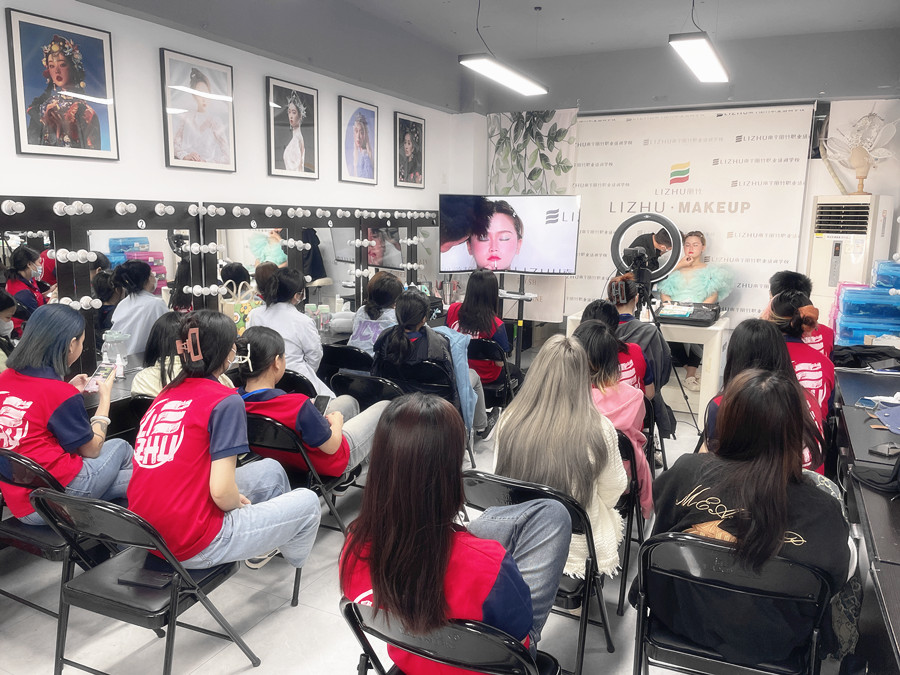 花樣新娘的化妝要點(diǎn)，南寧新娘跟妝培訓(xùn)