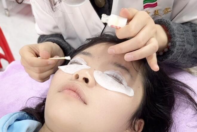 為什么建議你敷眼膜貼？?南寧美容院專業(yè)手法