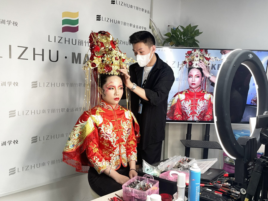  臉上繪畫彩妝藝術： 國風創(chuàng)意造型