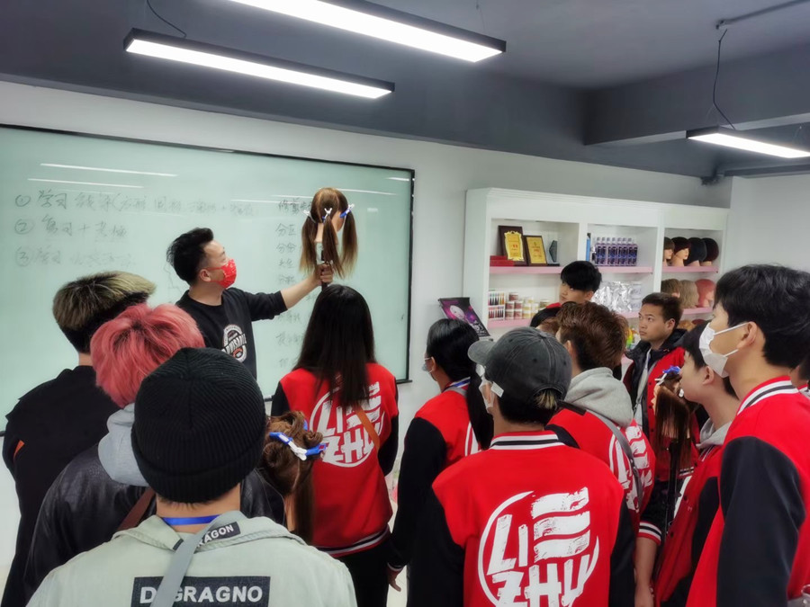 剪女發(fā)的技巧，廣西剪發(fā)理發(fā)學(xué)校課堂