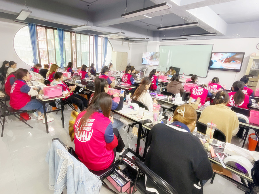 招財(cái)貓美甲教程解析，廣西美甲學(xué)徒