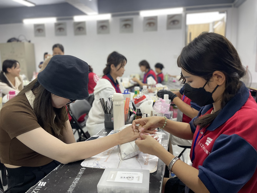 全貼甲片卸甲步驟，廣西美甲學(xué)校在哪里？