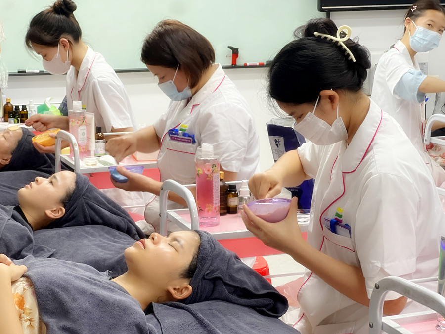 軟膜與貼片面膜的特點(diǎn)，南寧美容培訓(xùn)課程