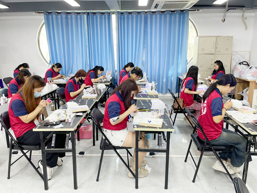 廣西美甲學(xué)校推薦：零基礎(chǔ)美甲怎么學(xué)？