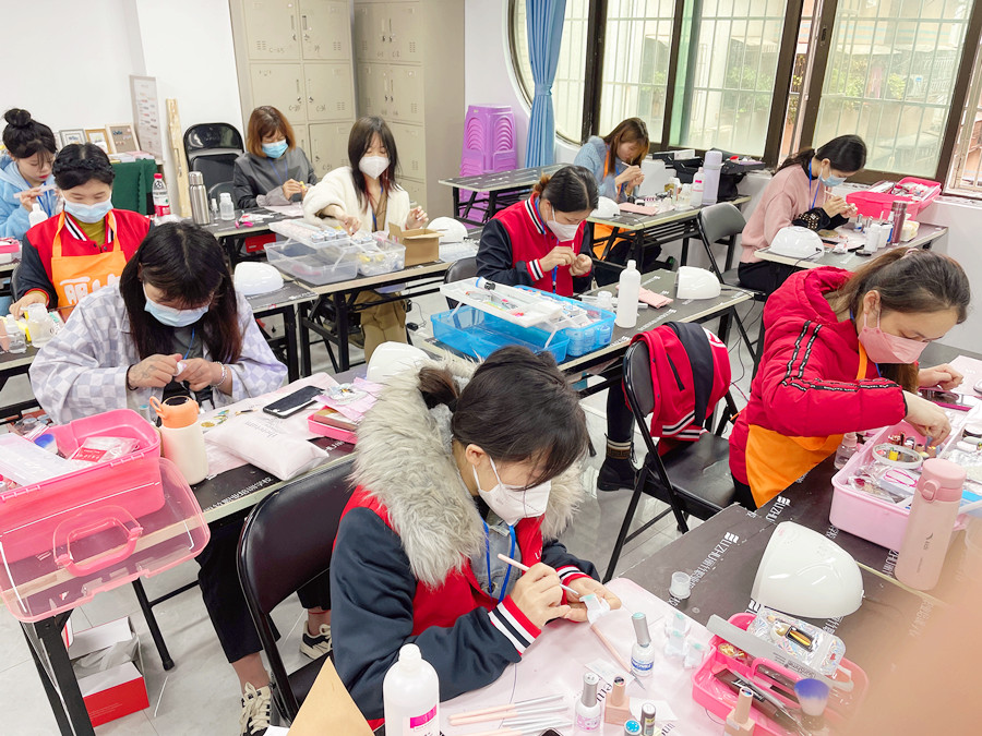 水彩草莓美甲，廣西美甲學(xué)校推薦