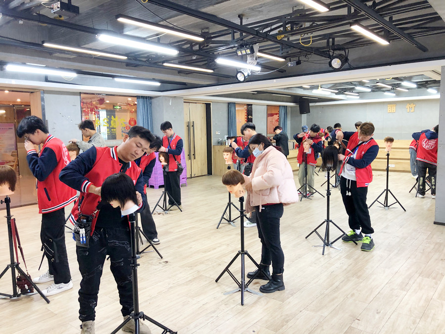 修剪碎發(fā)的技巧，廣西美發(fā)理發(fā)技術(shù)學(xué)校教學(xué)