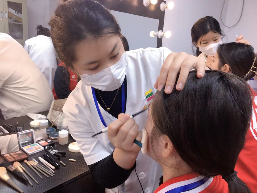 美容師應(yīng)該怎么化妝？南寧美容職業(yè)學(xué)校實(shí)踐教學(xué)