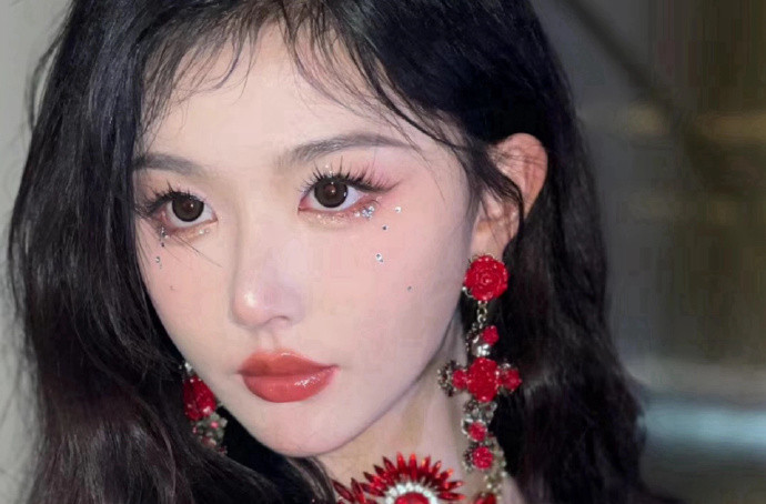 孔雪兒演唱會碎鉆仿妝，廣西美妝學習