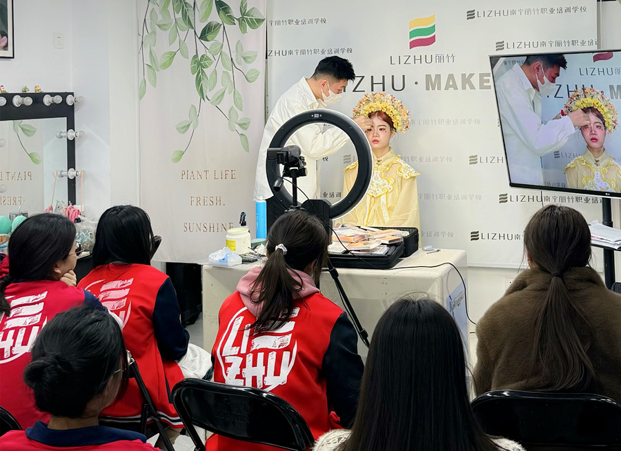 簪花寫(xiě)真妝容特點(diǎn)，南寧化妝寫(xiě)真培訓(xùn)學(xué)?？偨Y(jié)