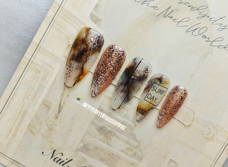 潑墨暈染美甲，廣西南寧美甲職業(yè)技術(shù)學(xué)校作品