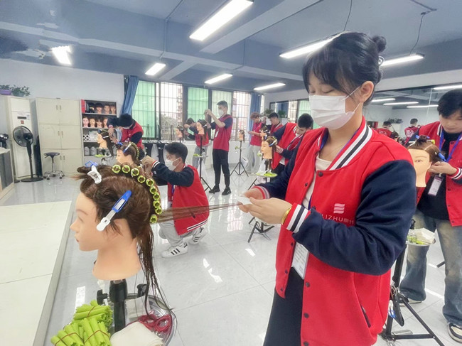 國際標準卷杠考核，南寧燙染剪技術進修班課堂