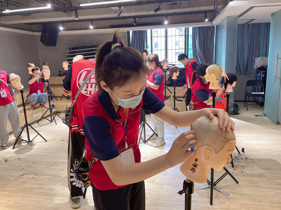 美發(fā)剃刀的使用技巧，廣西美發(fā)理發(fā)職業(yè)學校告訴你