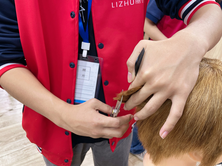 如何準確定位側(cè)面頭發(fā)的落點？廣西學剪發(fā)