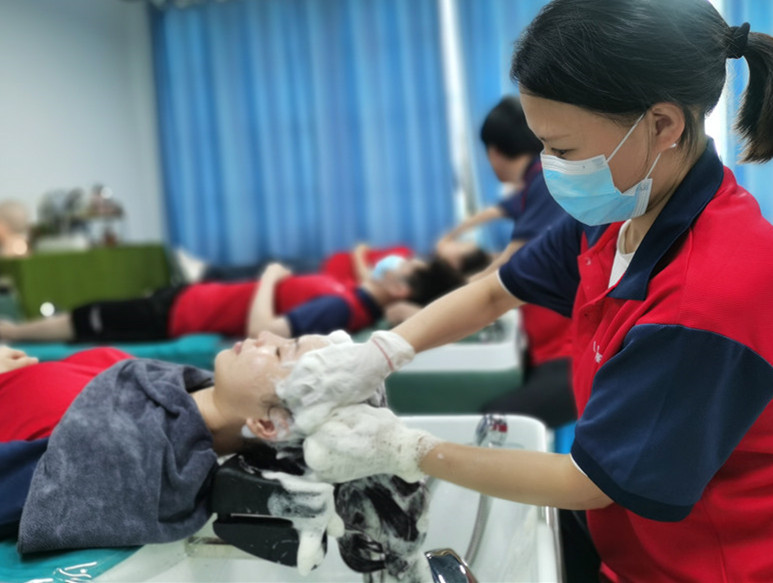 洗頭打泡沫的作用，南寧專業(yè)洗護(hù)教