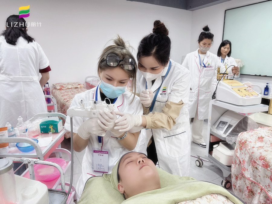 學(xué)美容儀器的基礎(chǔ)，南寧美容學(xué)校一對一教學(xué)